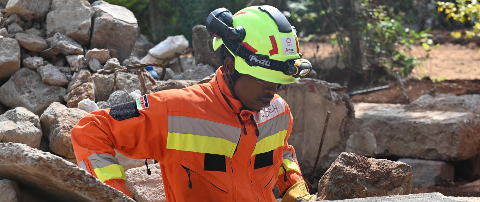 Kenijski strażak wśród gruzów budynku