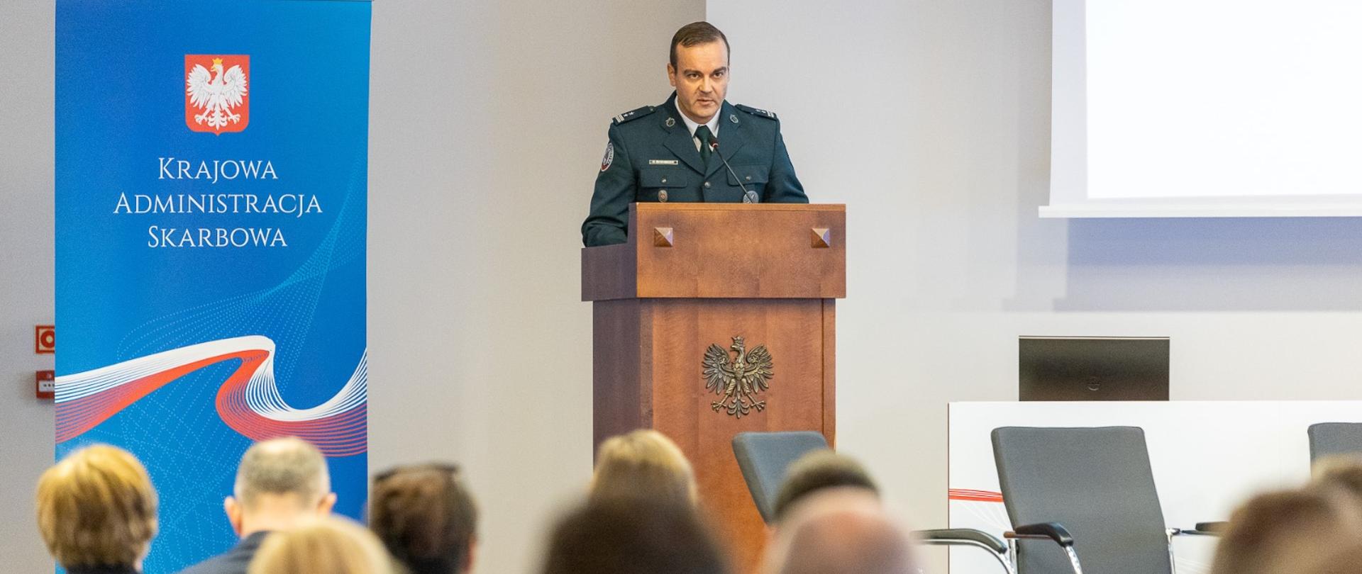 Szef KAS Bartosz Zbaraszczuk przemawia z mównicy