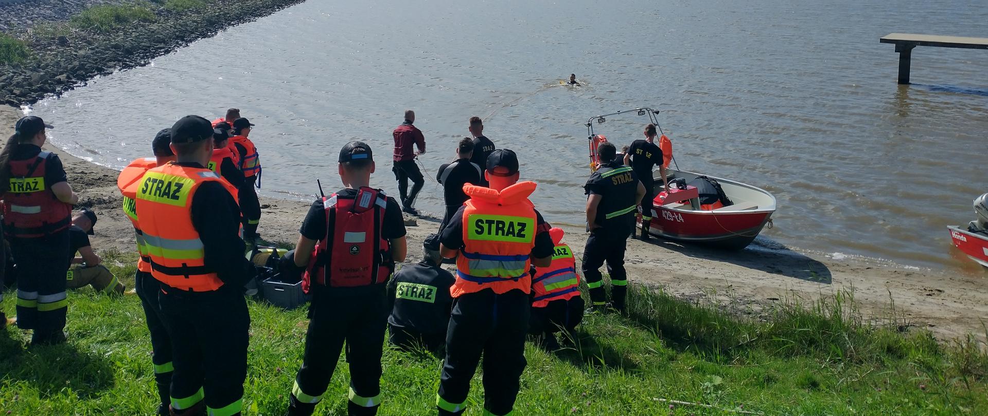 Strażak pokazuje w jaki sposób wykorzystać rzutkę ratowniczą