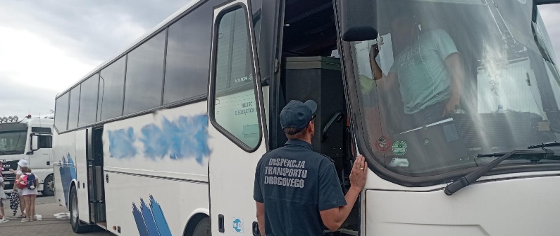 Inspektor w trakcie kontroli przewoźnika autokarowego