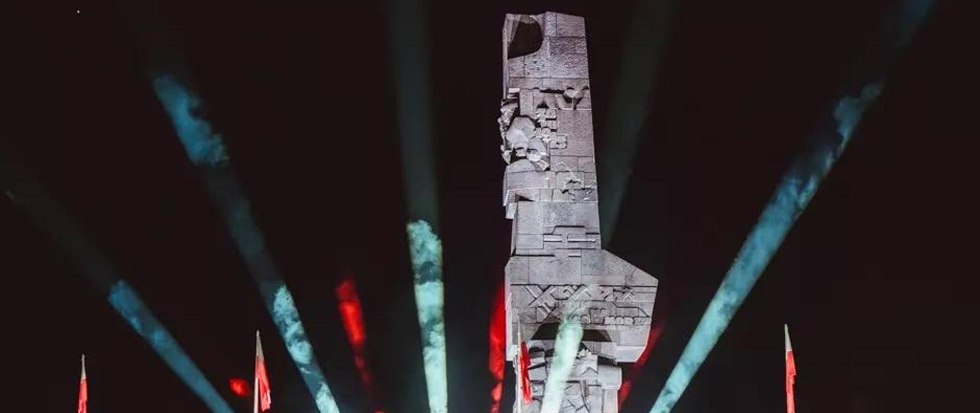 Oświetlony pomnik Obrońców Westerplatte