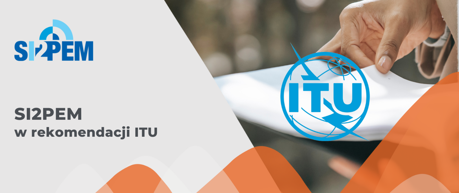 Grafika zawiera zdjęcie pliku dokumentów z widoczną dłonią osoby przekładającej kartki. Kompozycja zawiera też loga systemu SI2PEM oraz ITU i napis: SI2PEM w rekomendacji ITU.