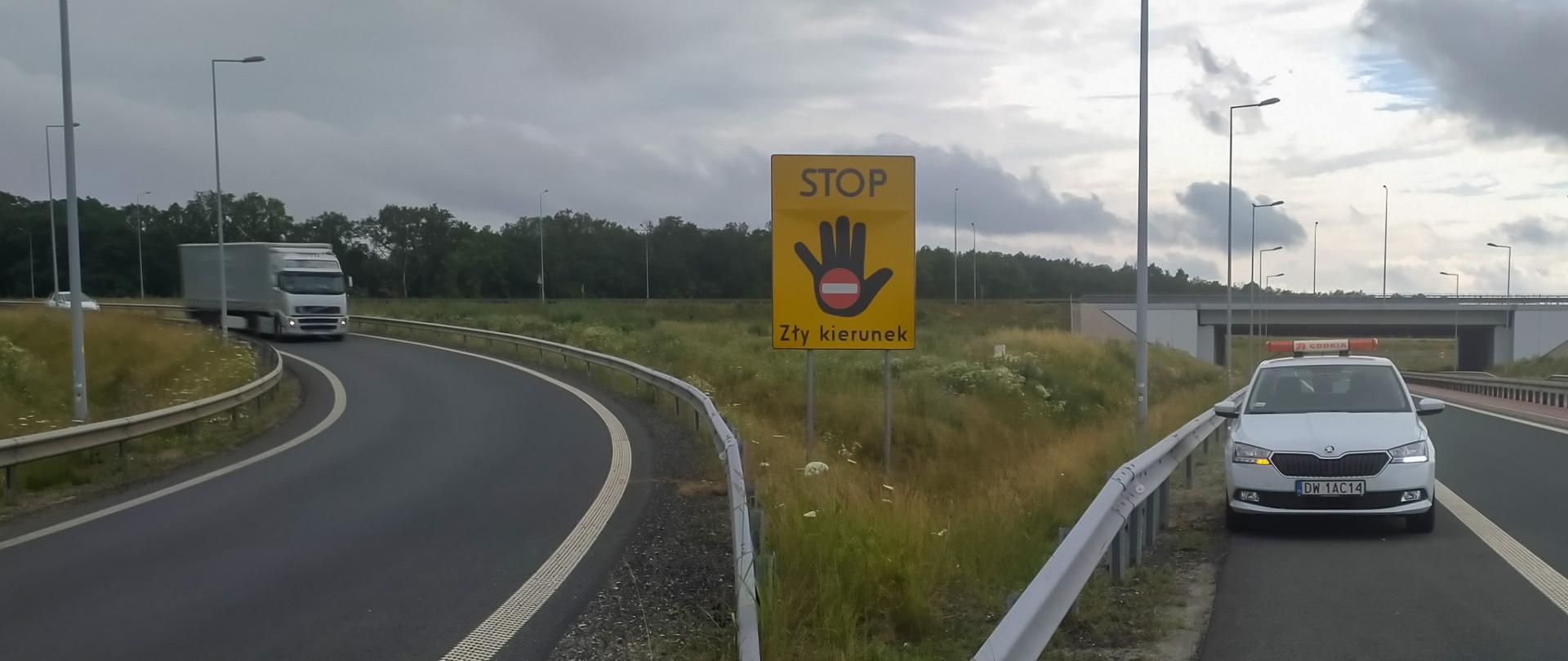 Tablica informacyjna - Stop zły kierunek ustawiona na łącznicy węzła Głogów Południe na S3