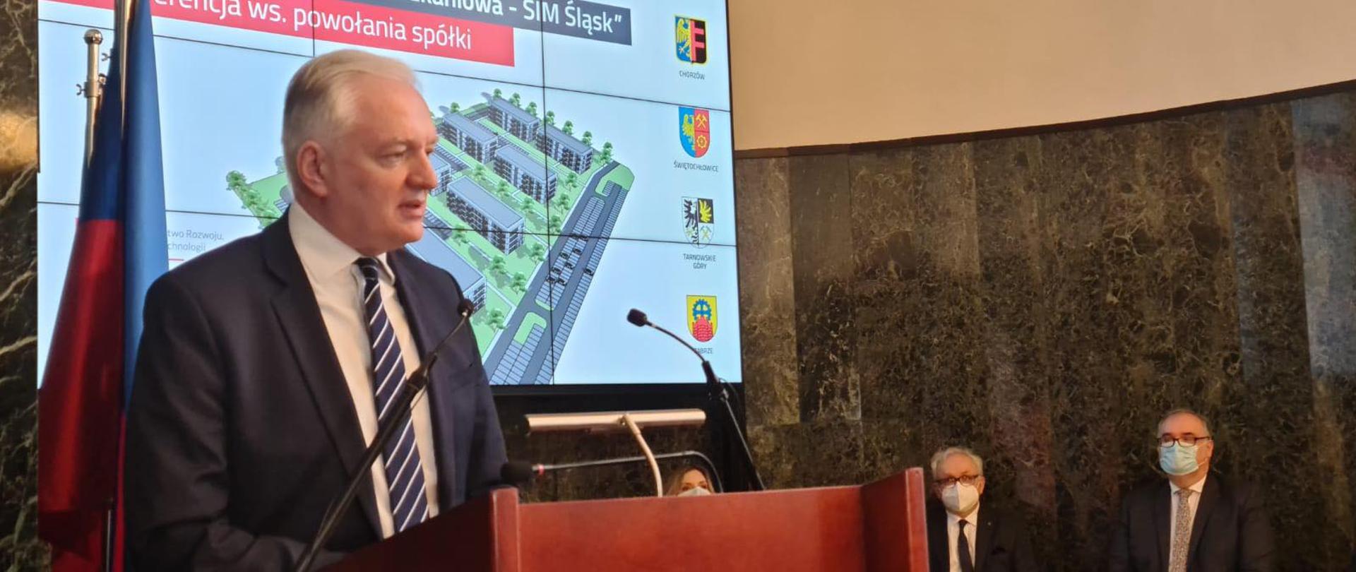 Premier Jarosław Gowin przemawia na konferencji prasowej dot. zawarcia umowy spółki SIM KZN Śląsk