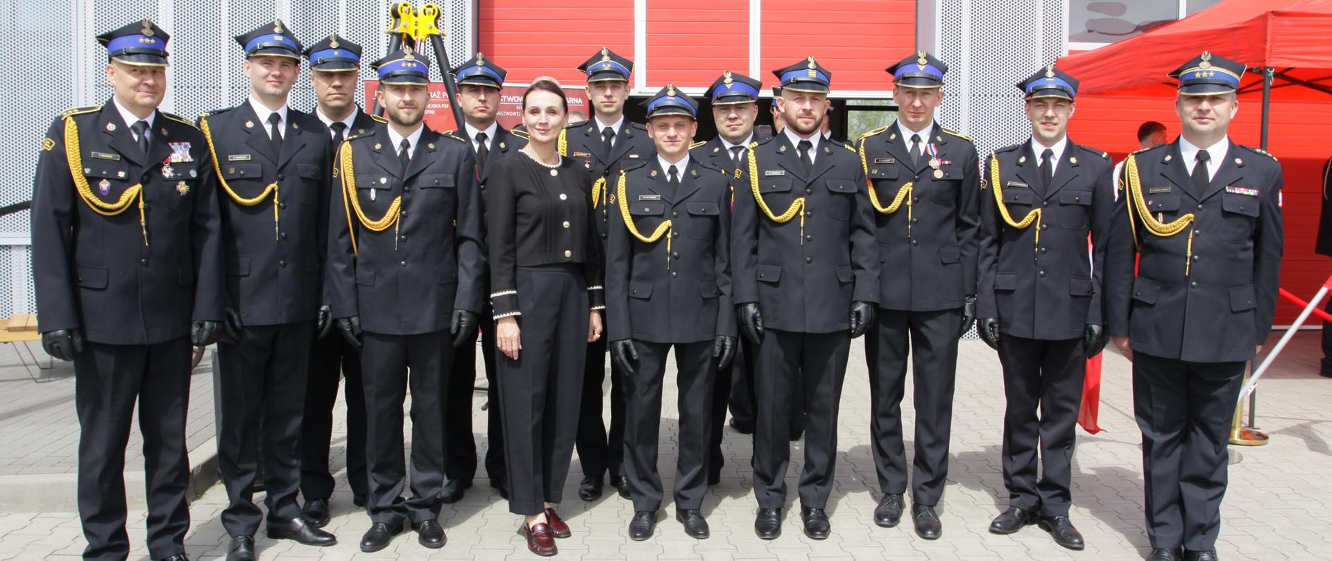 zastępca pomorskiego komendanta wojewódzkiego, pani wojewoda pomorska oraz strażacy