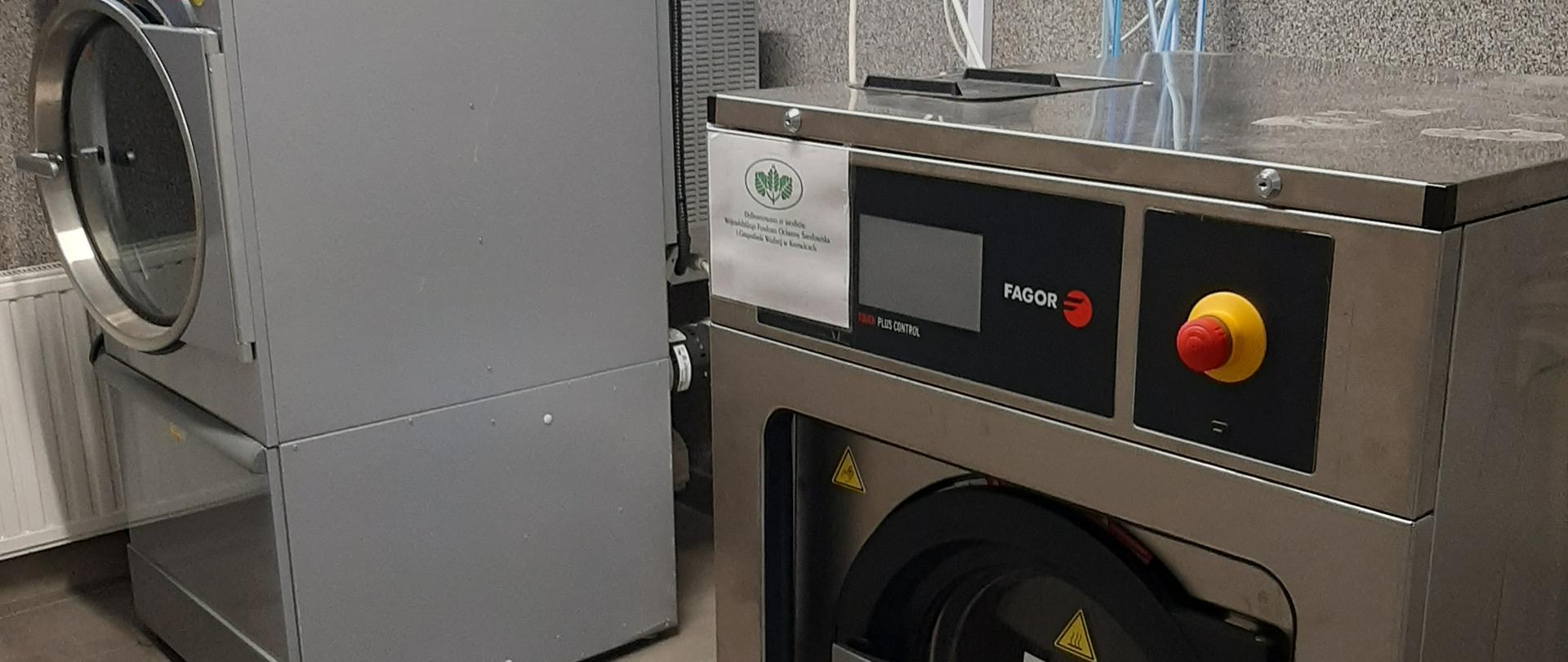 Na zdjęciu widoczna pralka przemysłowa i suszarka do ubrań specjalnych