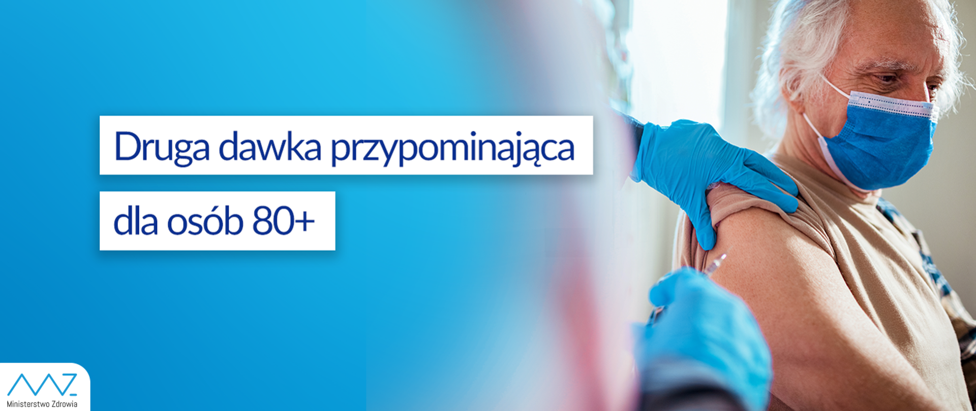 Pacjent na niebieskim tle z napisem "Druga dawka przypominająca dla osób 80+"