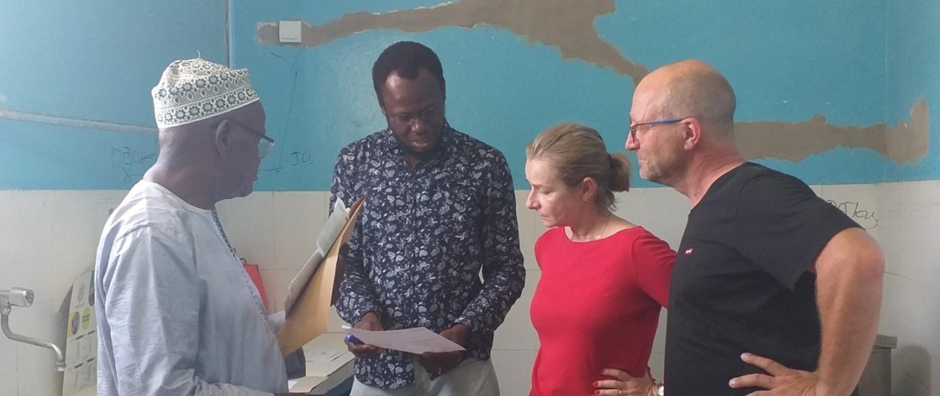 Grupa osób ogląda dokument 