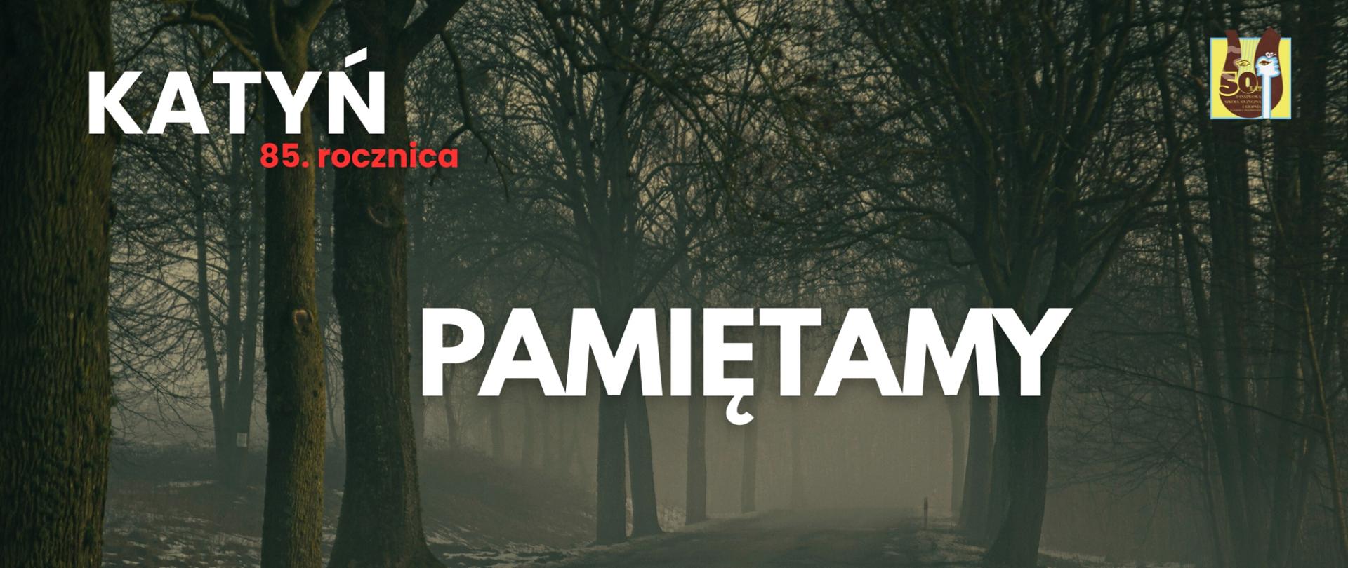 napisy w kolorze białym na tle lasu katyńskiego, z logo szkoły w kolorze żółto-brązowym