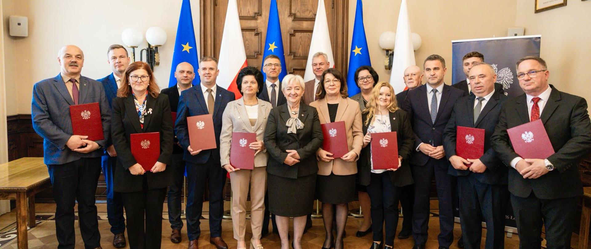 Pamiątkowa fotografia włodarzy gmin z województwa łódzkiego, wspólnie z wojewodą Dorotą Ryl 