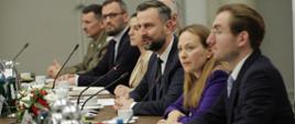 Wicepremier Władysław Kosiniak-Kamysz siedzi z prawej strony przy stole obok minister Katarzyny Pełczyńskiej-Nałęcz.