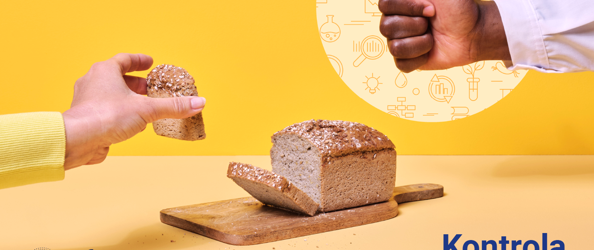 zdjęcie przedstawia bochenek chleba bezglutenowego. Po lewej stronie pokazana jest dłoń trzymająca kromkę chleba, dłoń po prawej ma uniesiony kciuk w górę