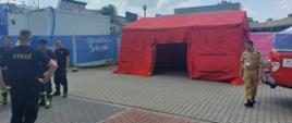 Na zdjęciu widoczni są funkcjonariusze podczas zabezpieczenia III Igrzysk
Europejskich i czerwony namiot który jest przygotowany dla sztabu.
