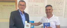 Chargé d'affaires RP Wojciech Unolt przekazał szkolnej bibliotece zestaw ponad 60 książek