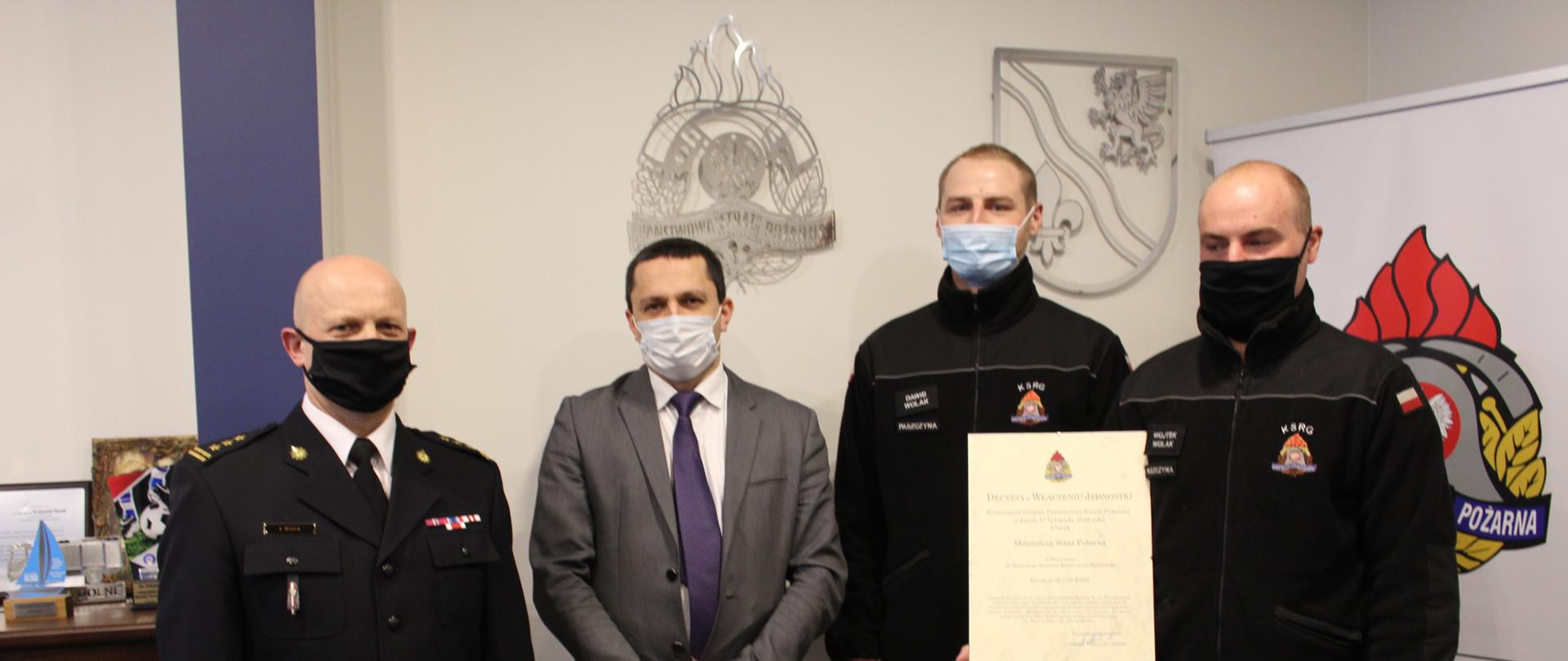 Komendant Powiatowy PSP w Dębicy st. bryg. Krzysztof Marek przekazuje Decyzje Komendanta Głównego PSP o włączeniu jednostki OSP Paszczyna do ksrg Prezesowi Jednostki Dawidowi Wolak i Naczelnikowi Wojciechowi Wolak , w obecności Wice-Wójta Gminy Dębica Marka Mikruta.