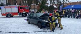 32 Finał WOŚP - Pokaz ratownictwa technicznego - gaszenie pojazdu.