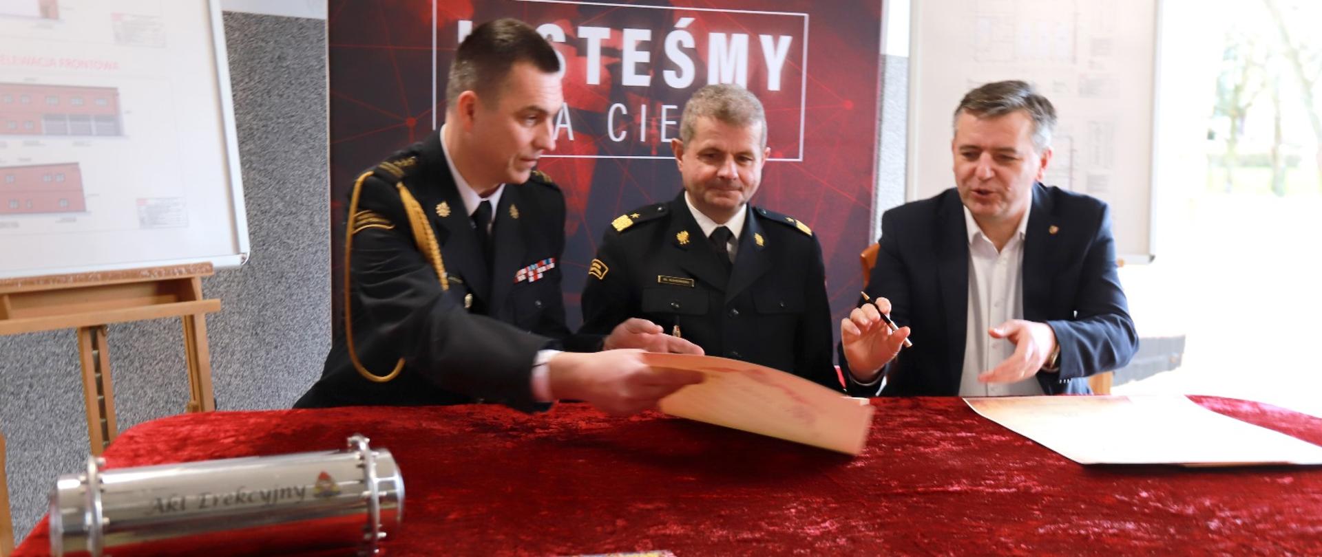 Na zdjęciu widać osoby podpisujące akt erekcyjny.