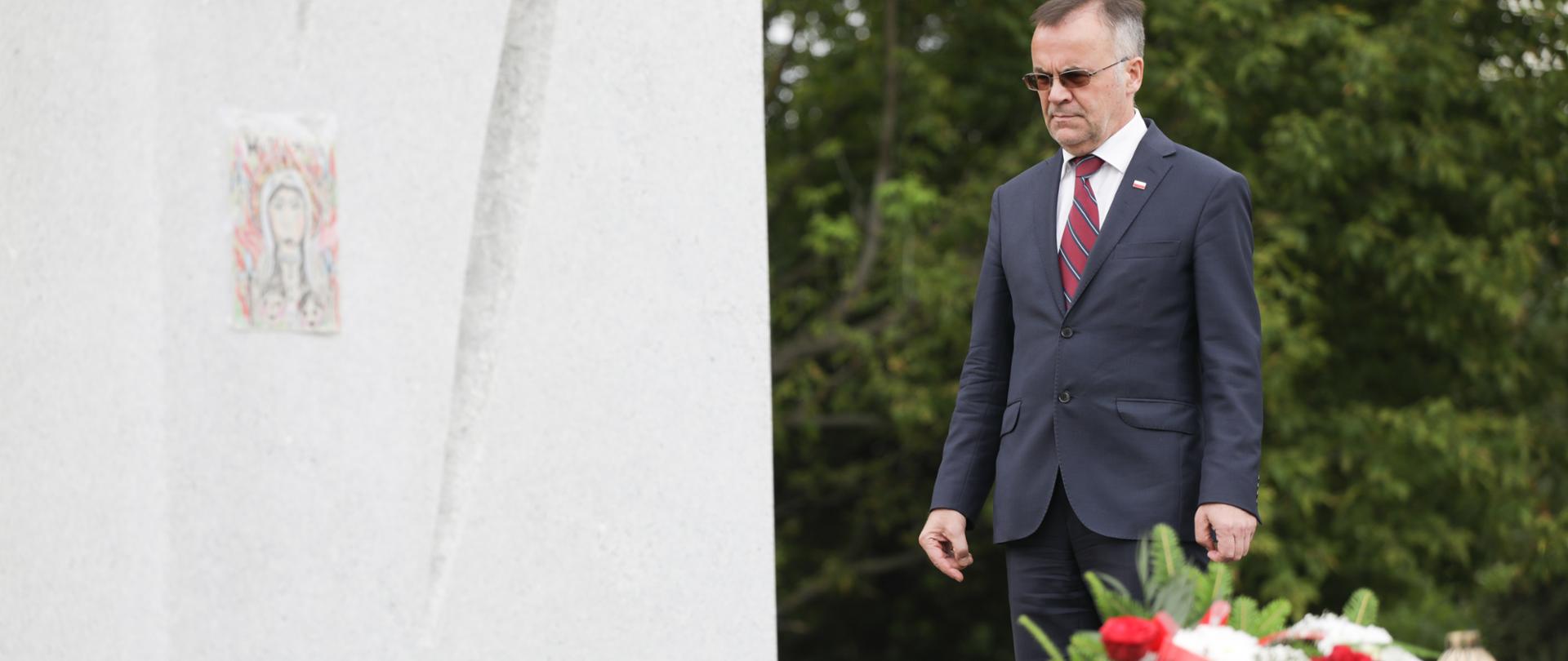 Złożenie wieńców pod pomnikiem ofiar wolynia, fot. Danuta Matloch