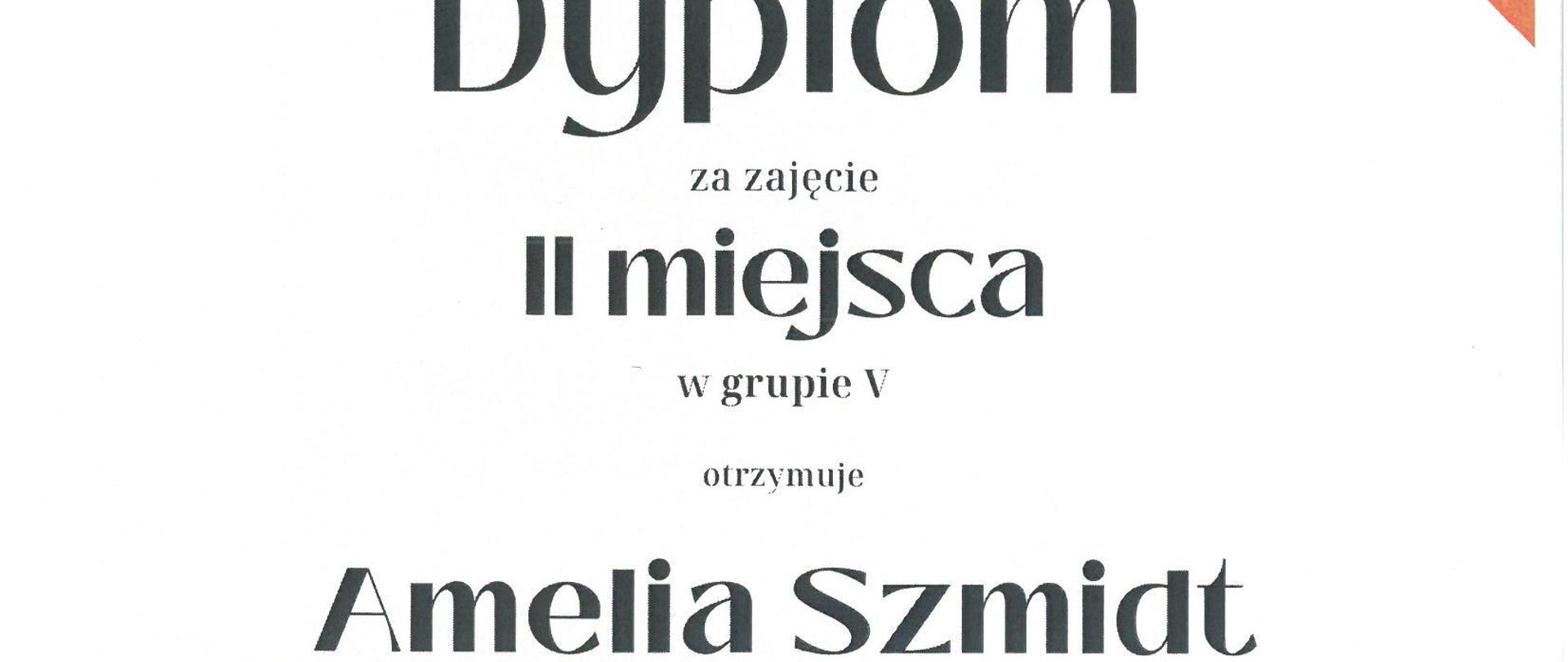 Dyplom - Amelia Szmidt - 2 miejsce w V Ogólnopolskim Konkursie Muzyki Polskiej w Jarosławiu. Czarne litery na białym tle, w rogach kolorowe trójkąty. 