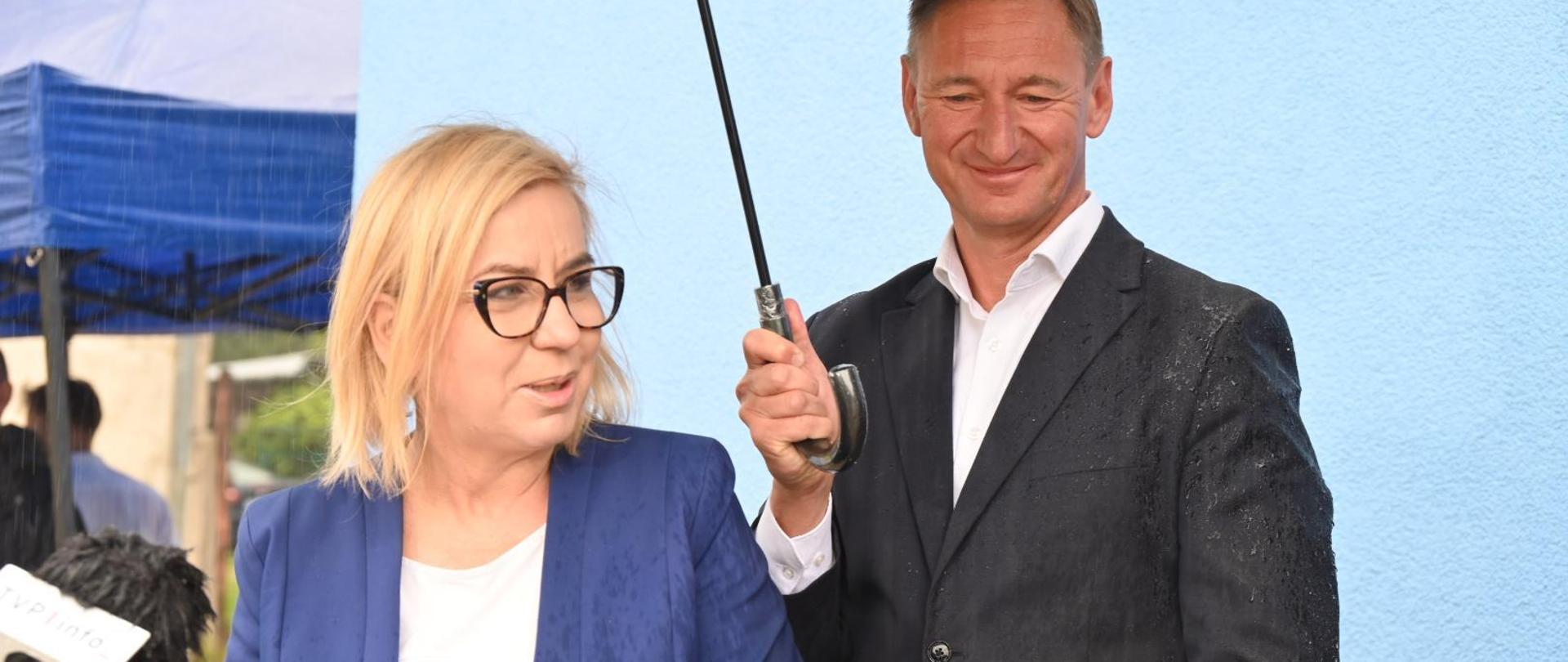 ministra Paulina Hennig-Kloska podczas otwarcia pierwszego budynku po kompleksowej modernizacji w ramach Programu modernizacji budynków wielorodzinnych na terenach wiejskich w Rymaniu