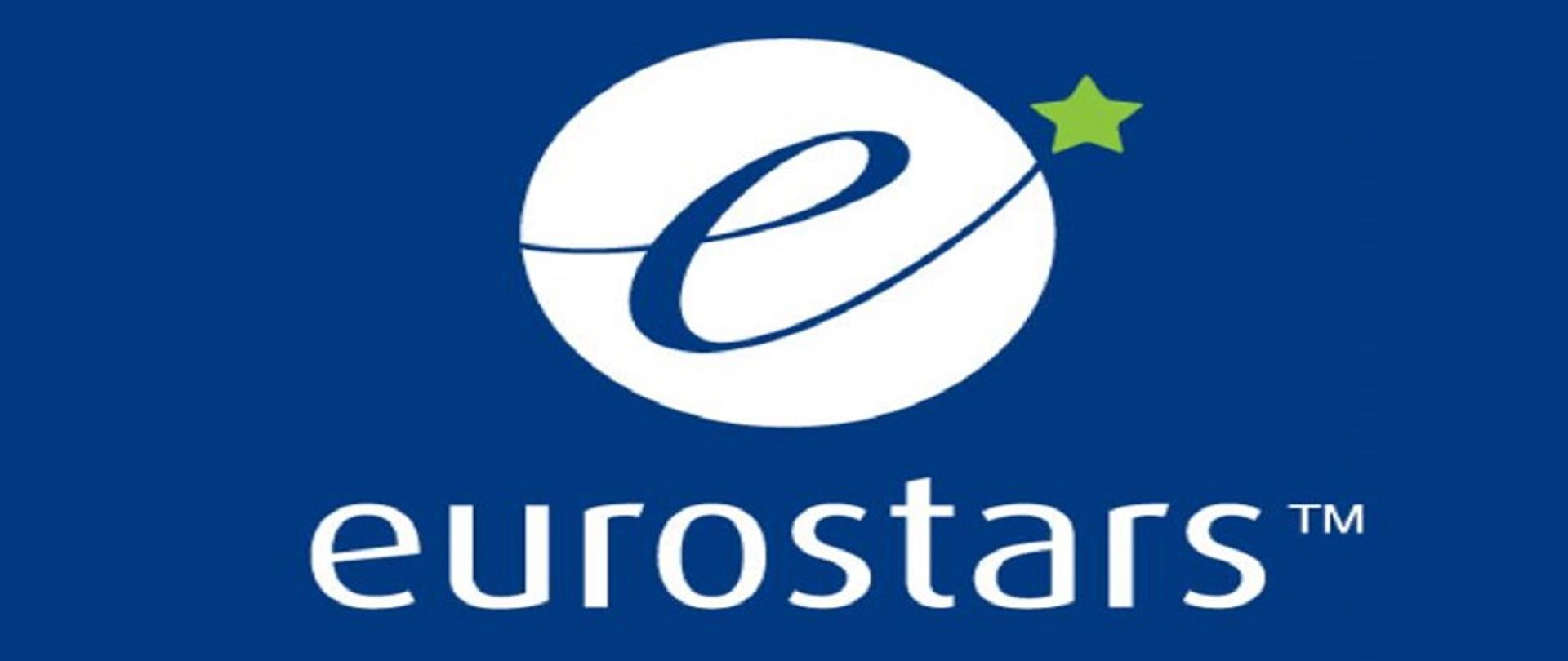 na niebieskim tle od góry koło z białym tłem, a na nim litera E z zieloną gwiazdką na końcu. Poniżej napis eurostars