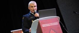 Odprawa z OSP w CKiP - strażak otwiera spotkanie