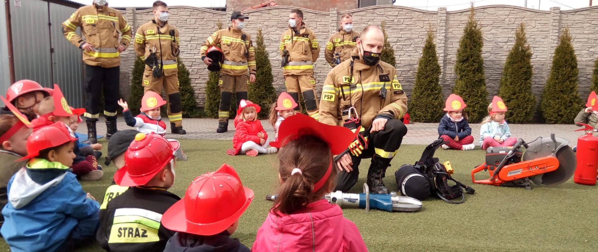 Na zdjęciu pokazy sprzętu strażackiego dla przedszkolaków