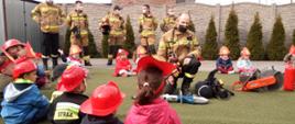 Na zdjęciu pokazy sprzętu strażackiego dla przedszkolaków