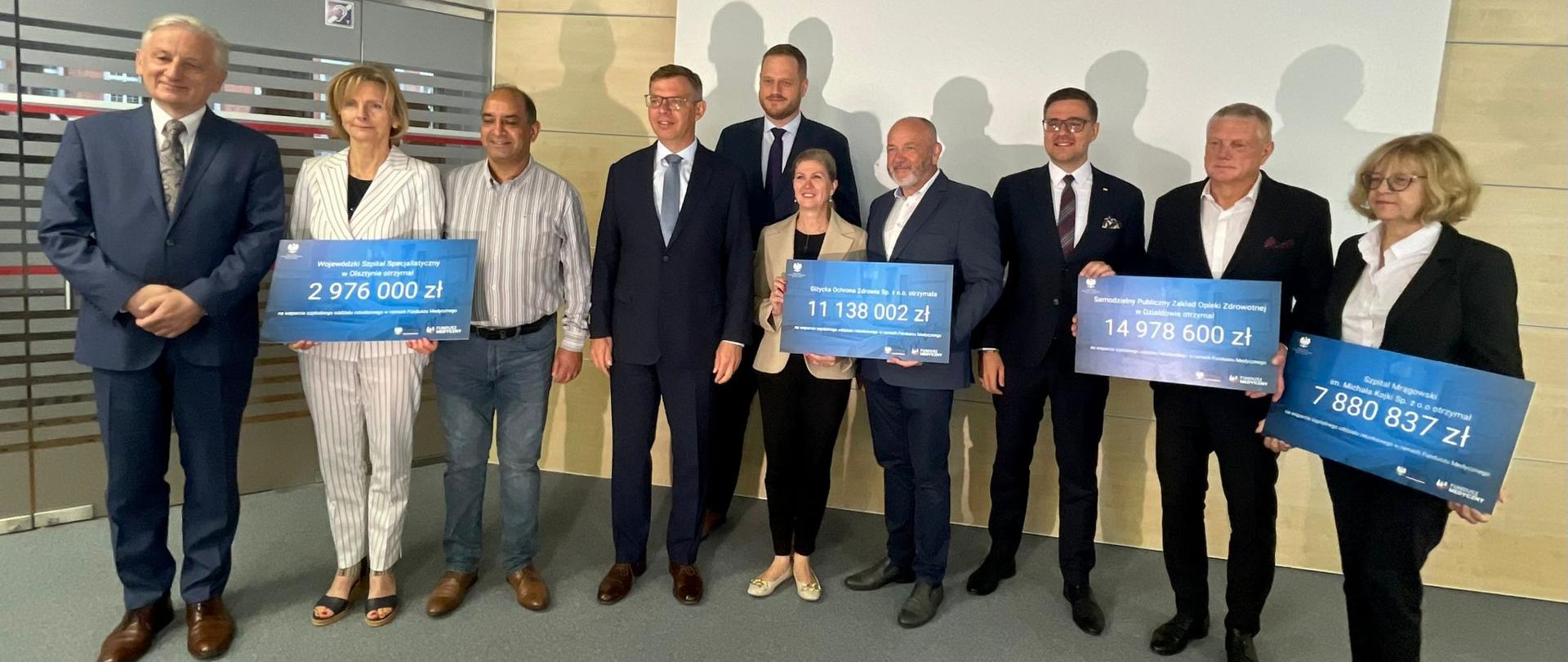 Wojewoda Artur Chojecki razem z przedstawicielami placówek szpitalnych 