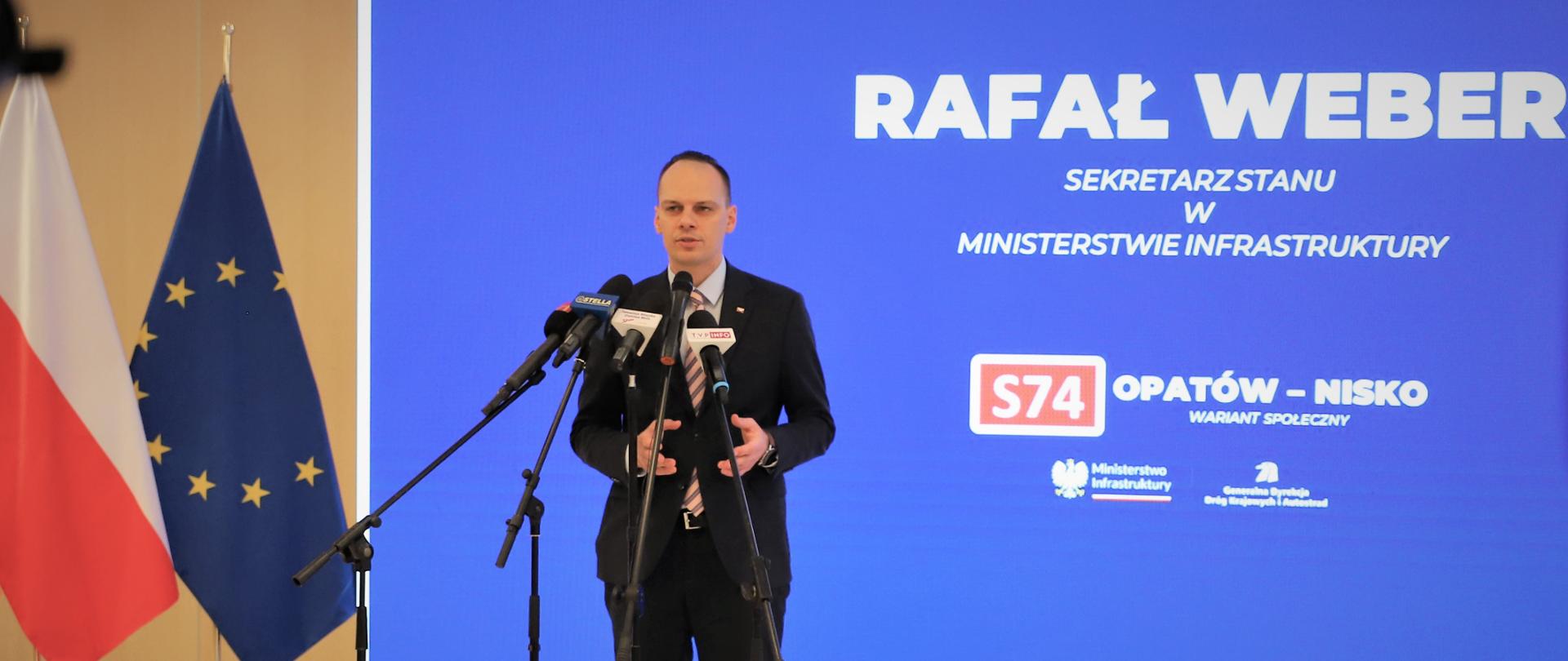 Wiceminister infrastruktury Rafał Weber podczas konferencji prasowej poświęconej budowie drogi ekspresowej S74 na odcinku Opatów – Nisko