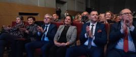 Zdjęcie przedstawiające bijącą brawa publiczność podczas koncertu jubileuszowego PSM I stopnia w Jarocinie.
