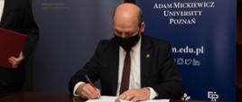 Szymon Szynkowski vel Sęk, Secretary of State, signing the Letter of Intetnion on cooperation in the field of public diplomacy 