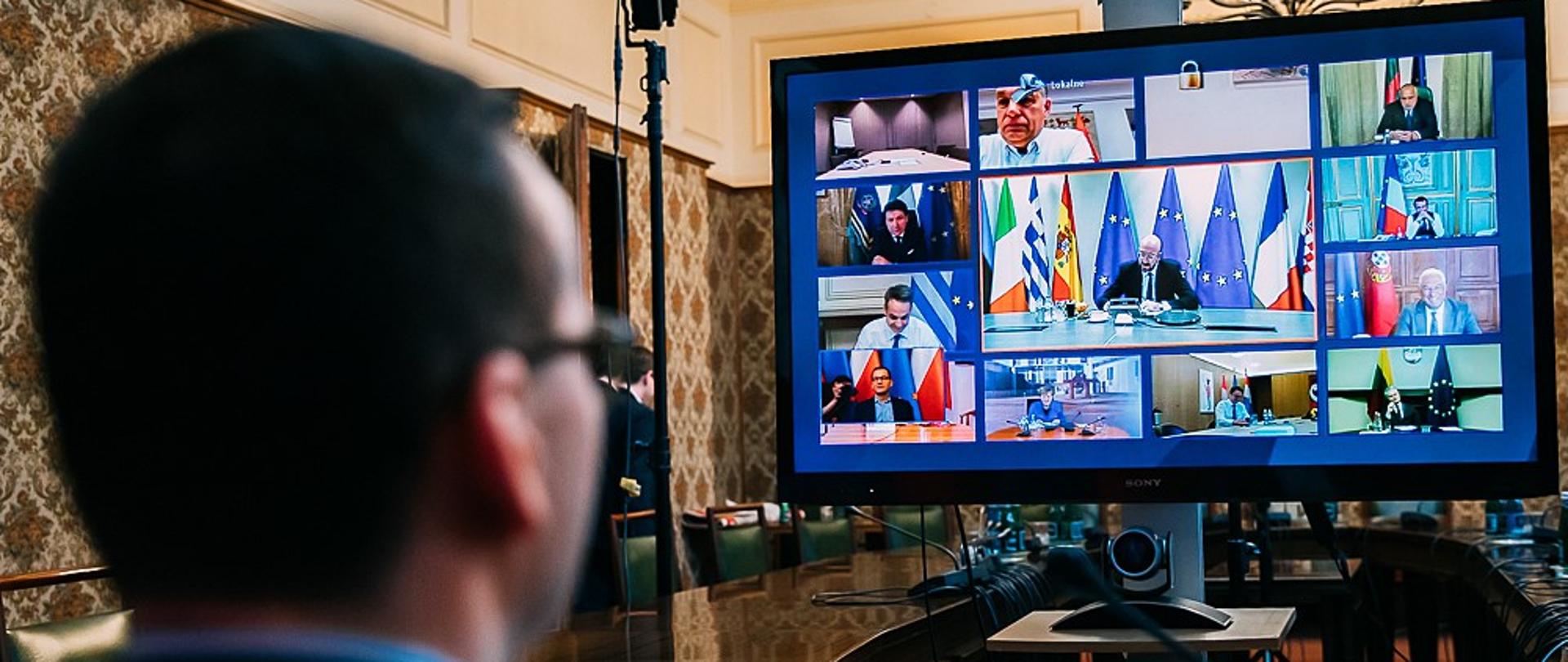 Premier podczas wideokonferencji.