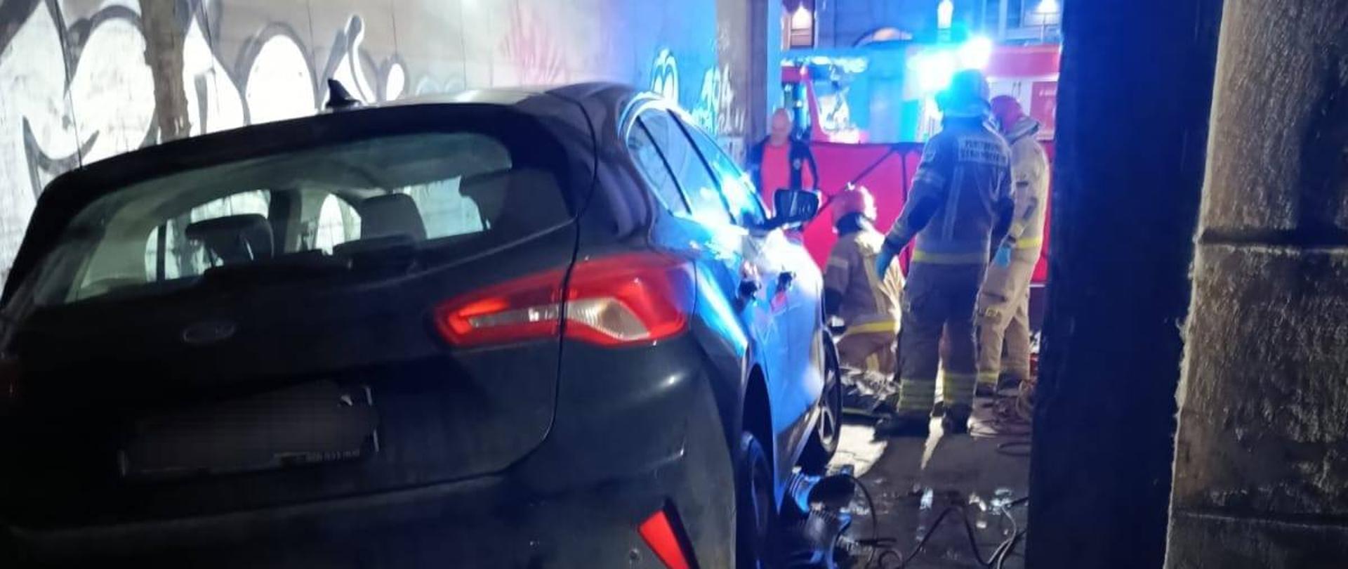 Mężczyzna uwięziony pod pojazdem