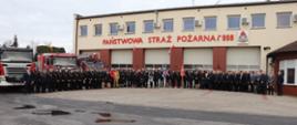 Zdjęcie grupowe strażaków i zaproszonych gości przed Komendą Powiatową PSP w Środzie Wlkp.