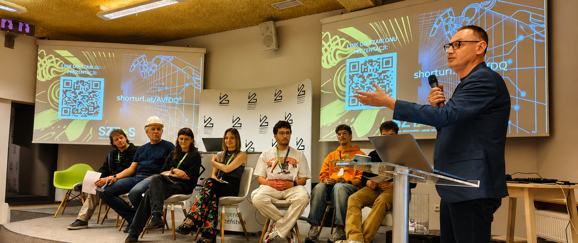 Moderator z IŁ-PIB podczas panelu