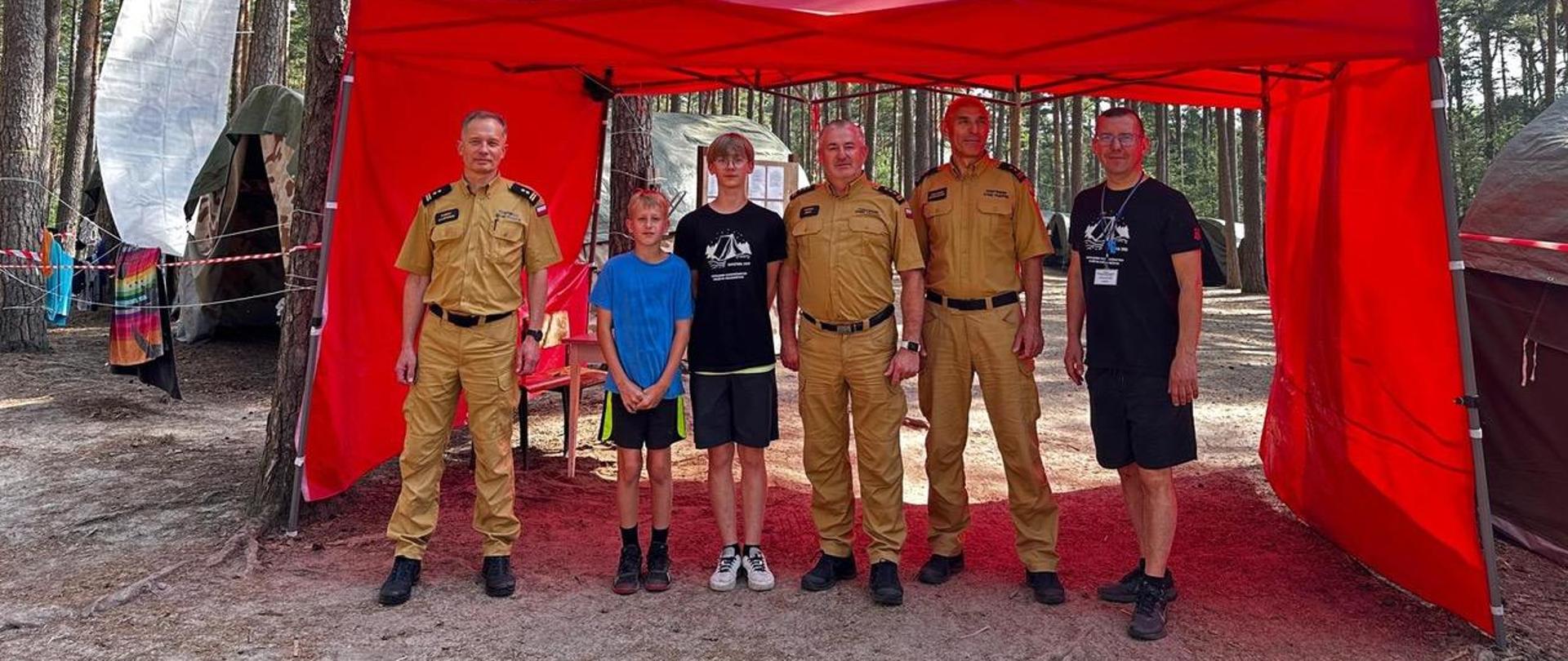 Kierownictwo Komendy Wojewódzkiej PSP oraz kierownictwo obozu na wspólnym zdjęciu