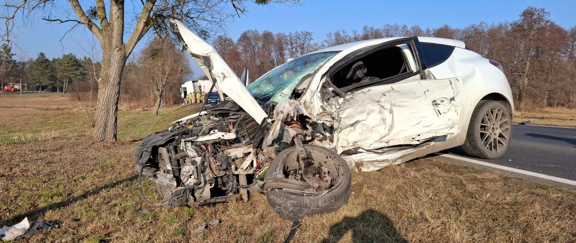 Wrak sam. osobowego po wypadku na DW434