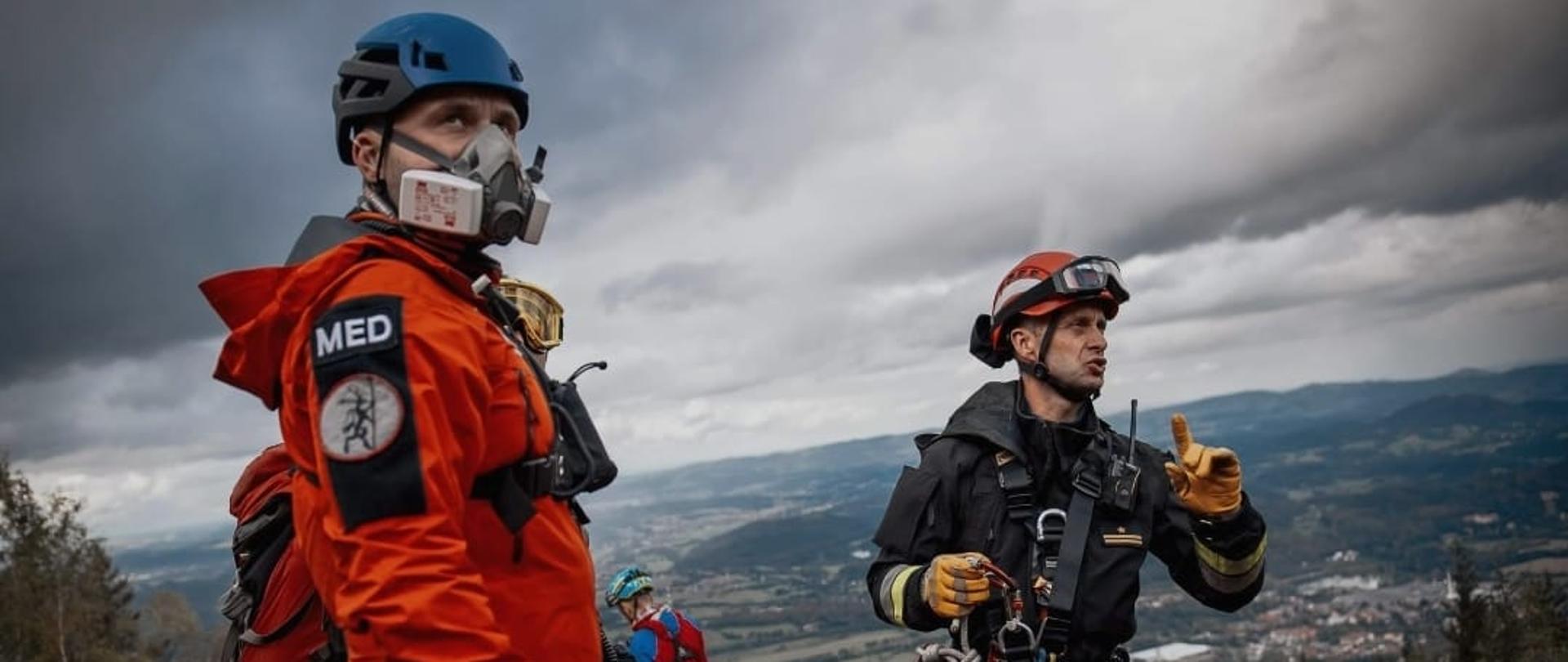 Ćwiczenia taktyczno-specjalne RENEGADE/SAREX-20 Konsultacja działań pomiędzy dowódcą straży i ratownikiem medycznym. W tle okoliczny krajobraz