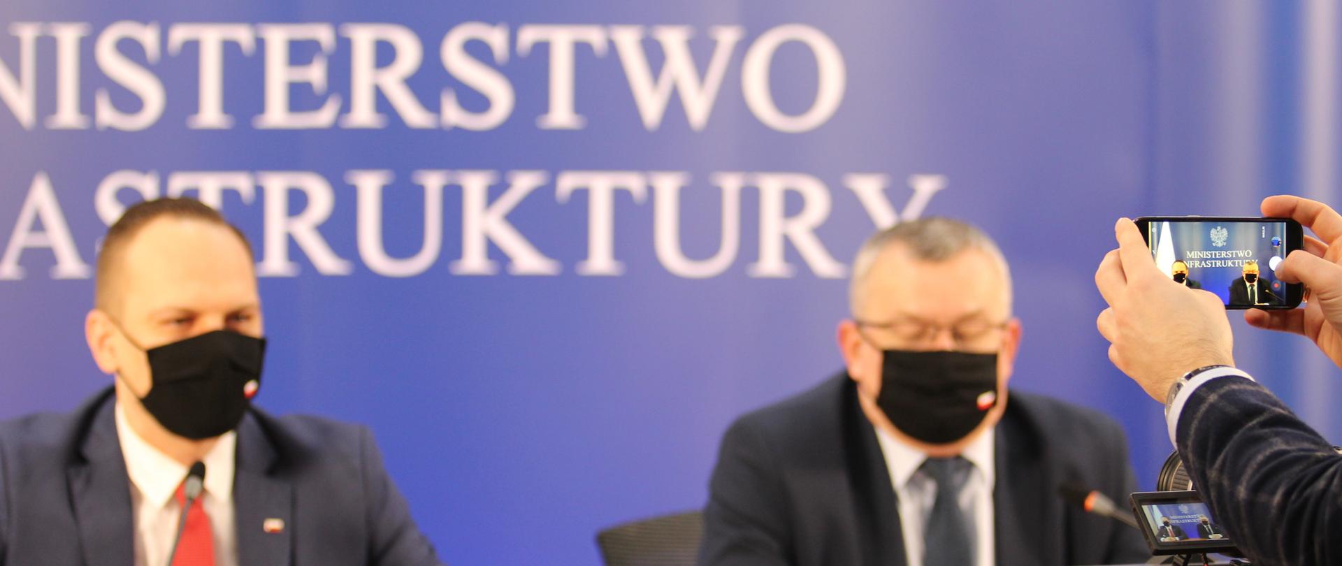 Minister Andrzej Adamczyk oraz wiceminister Rafał Weber wzięli udział w wideokonferencji poświęconej podpisaniu umowy z wykonawcę na przebudowę południowej jezdni drogi krajowej nr 18 o długości 21 km