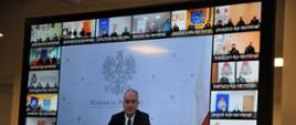 Zdjęcie przedstawia połączenie wideokonferencji z wojewodą pomorskim oraz komendami powiatowymi/miejskimi PSP