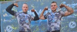 Dwóch mężczyzn w strojach sportowych stoi na podium