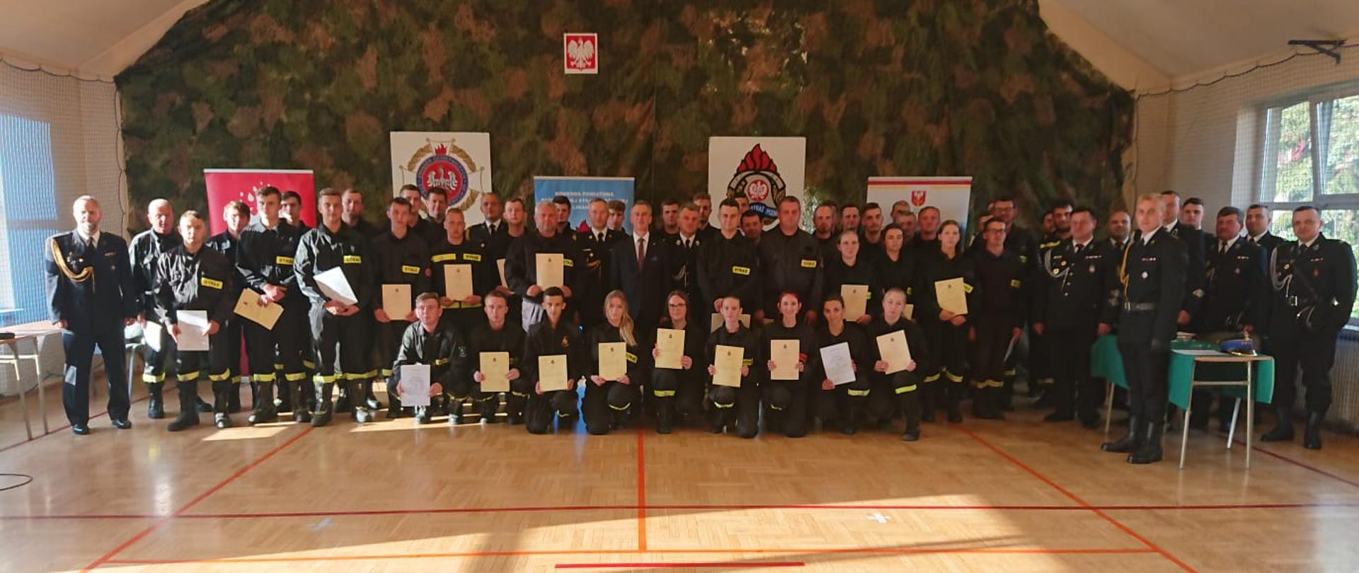 Uczestnicy szkolenia podstawowego podczas wręczenia świadectw