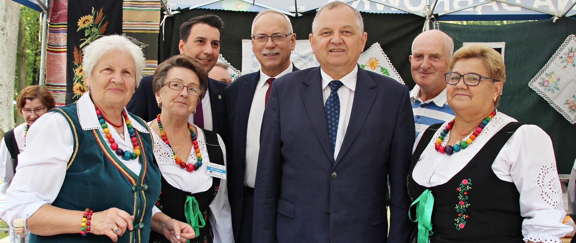 Podsekretarz stanu w otoczeniu uczestników Festiwalu w Jabłonnie