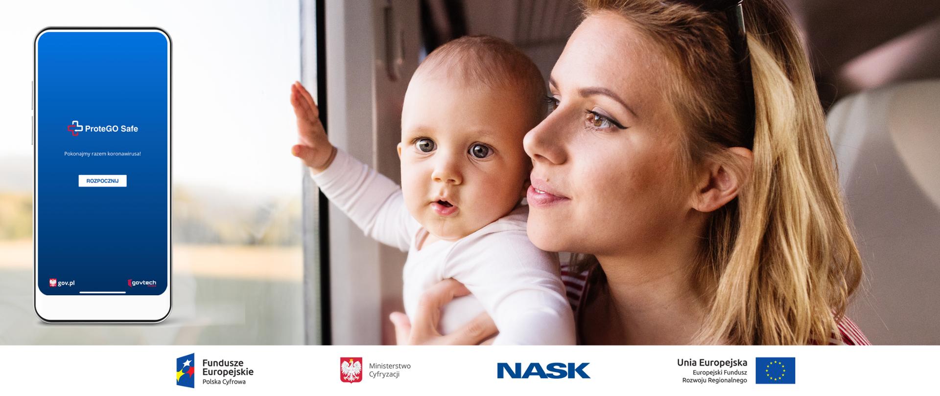Grafika. Uśmiechnięta matka i małe dziecko jadą pociągiem i patrzą przez okno. Obok wizualizacja smartfona z włączoną aplikacją ProteGo Safe.