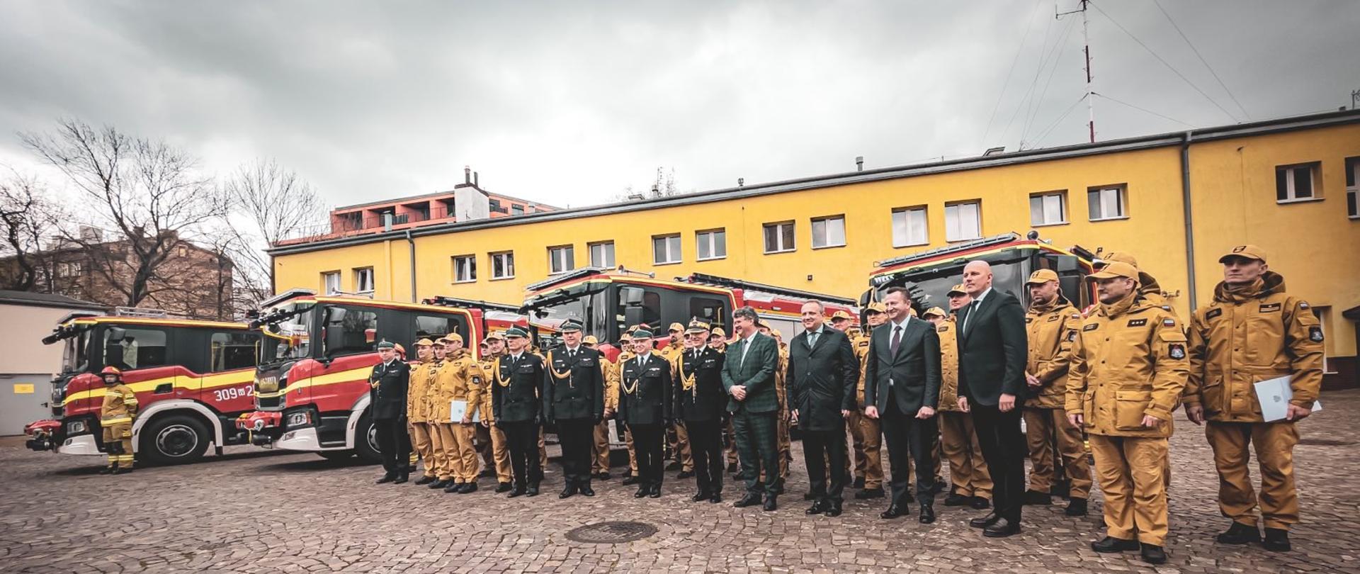 Zaproszeni goście na tle samochodów