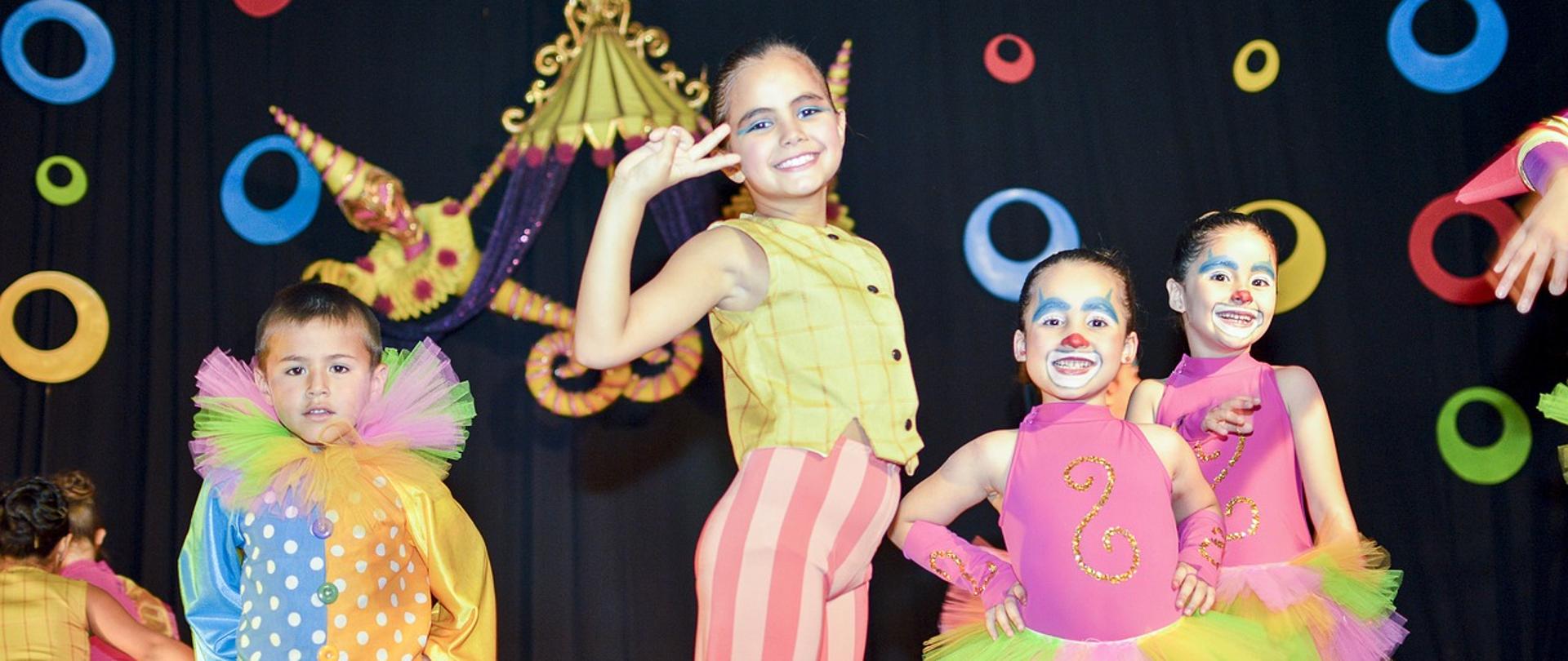 Kolorowe zdjęcie dzieci podczas występu teatralnego w kostiumach