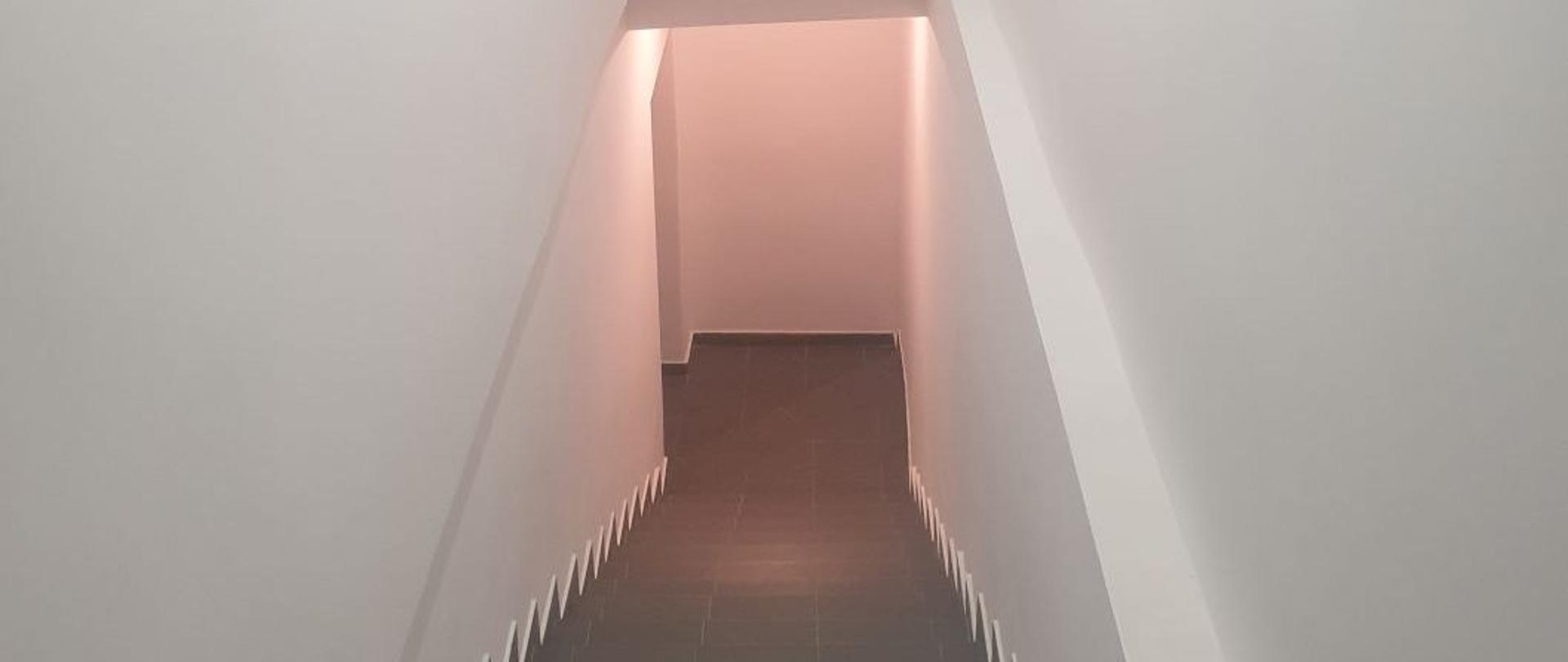 Fotografia przedstawiająca remont klatki schodowej w JRG Szydłowiec