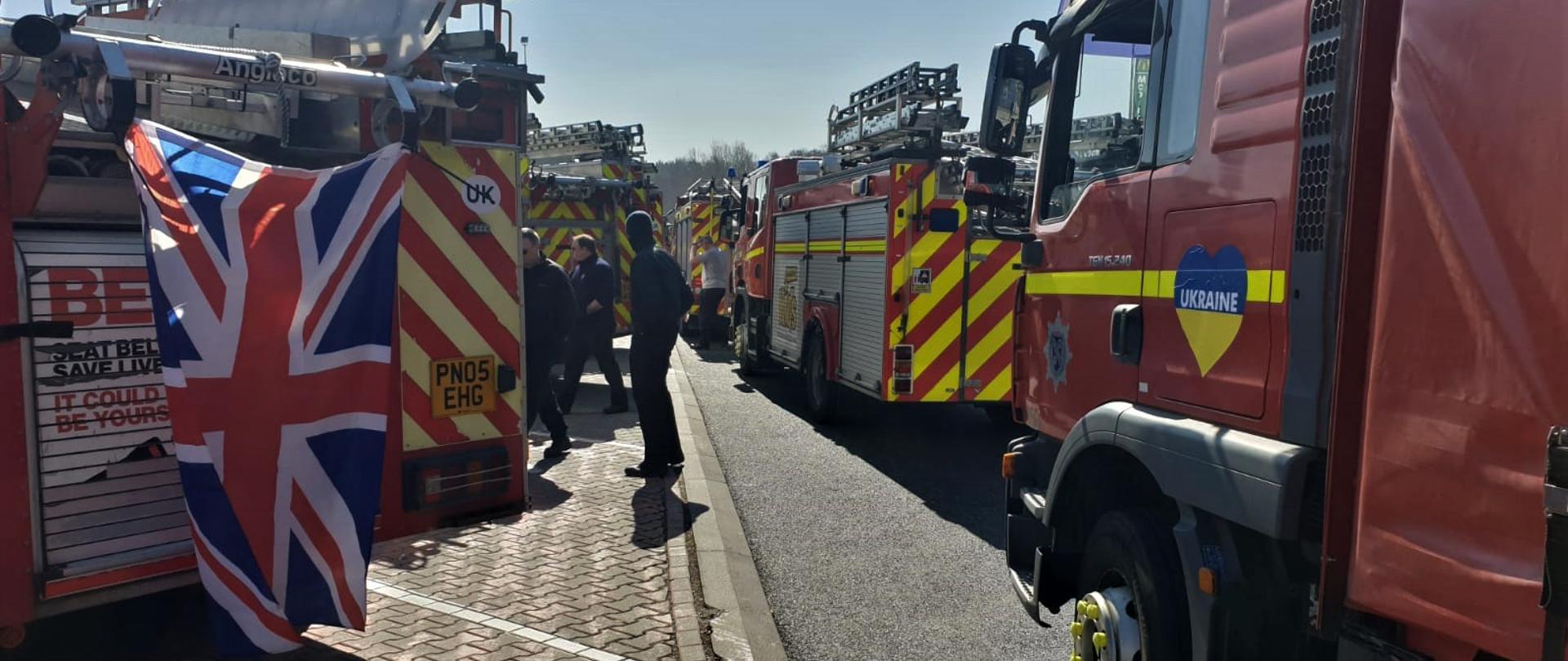 Czerwone samochody strażackie.