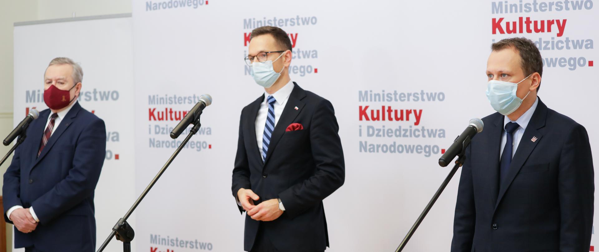uczestnicy konferencji mówią do mikrofonów
